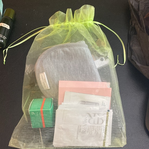 LA MER NEW 7 piece set plus 6 1/2” cosmetic. And lots of extras.Best of the best - Picture 8 of 8